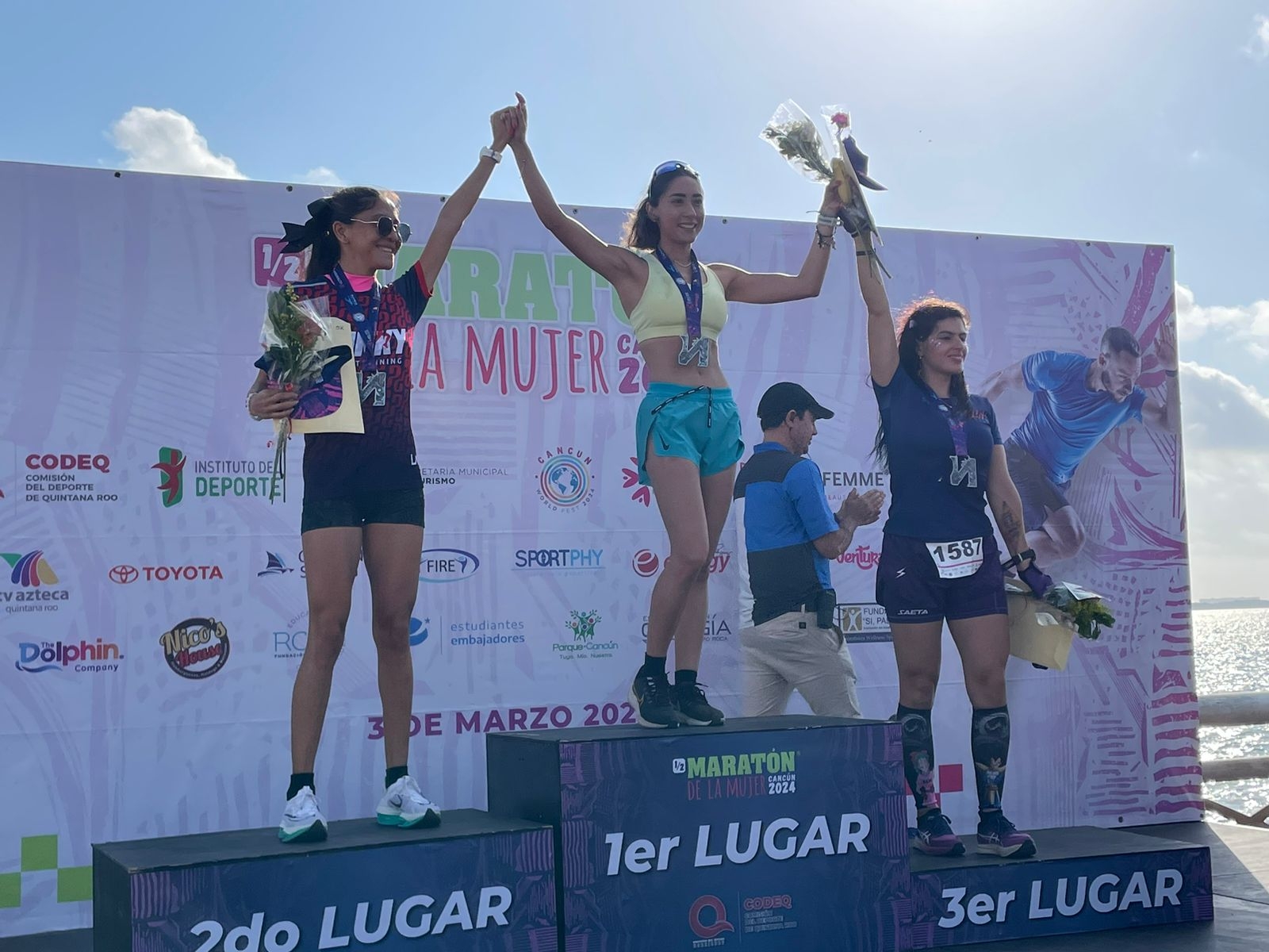 El mexiquense Víctor Martín Mejía López y la cancunense Anahi Inzunza Figueroa se coronaron campeones absolutos de la novena edición del Medio Maratón Internacional de la Mujer Cancún