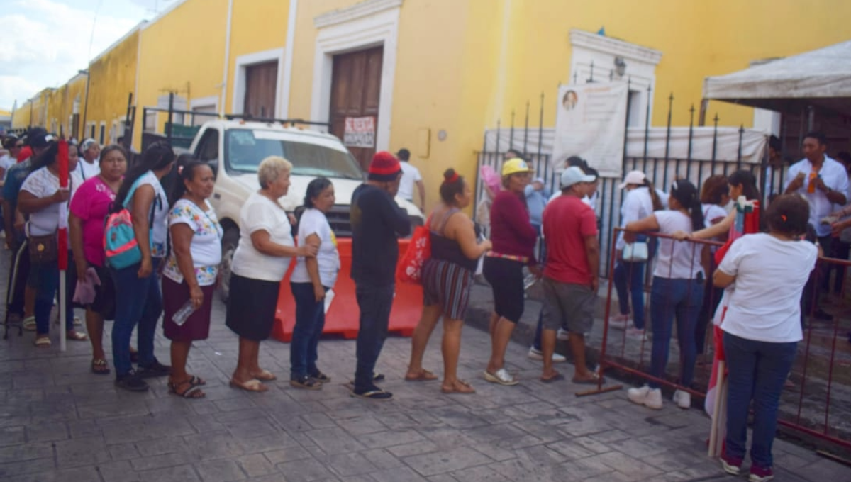 Las filas no se hicieron esperar para recibir su torta
