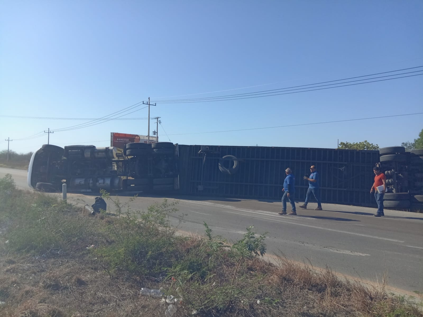 El tráiler generó una larga fila de autos, ya que bloquea el tránsito en la vía Mérida-Cancún