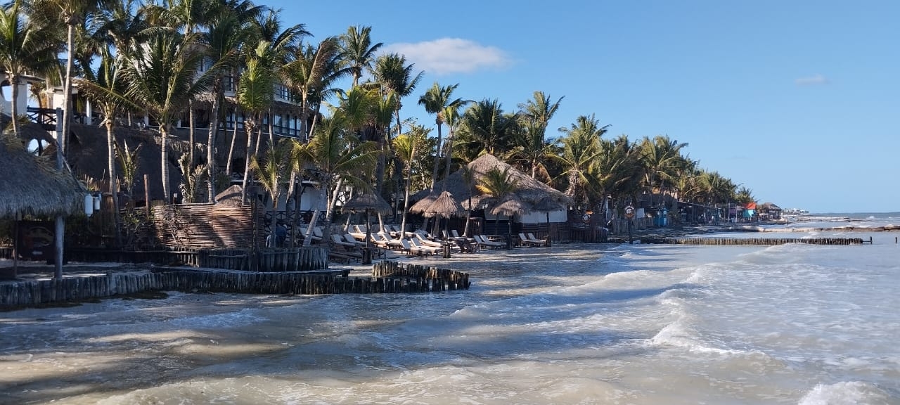 Quintana Roo cuenta con playas de aguas cristalinas y color turquesa a lo largo de su litoral Quintana Roo cuenta con playas de aguas cristalinas y color turquesa a lo largo de su litoral