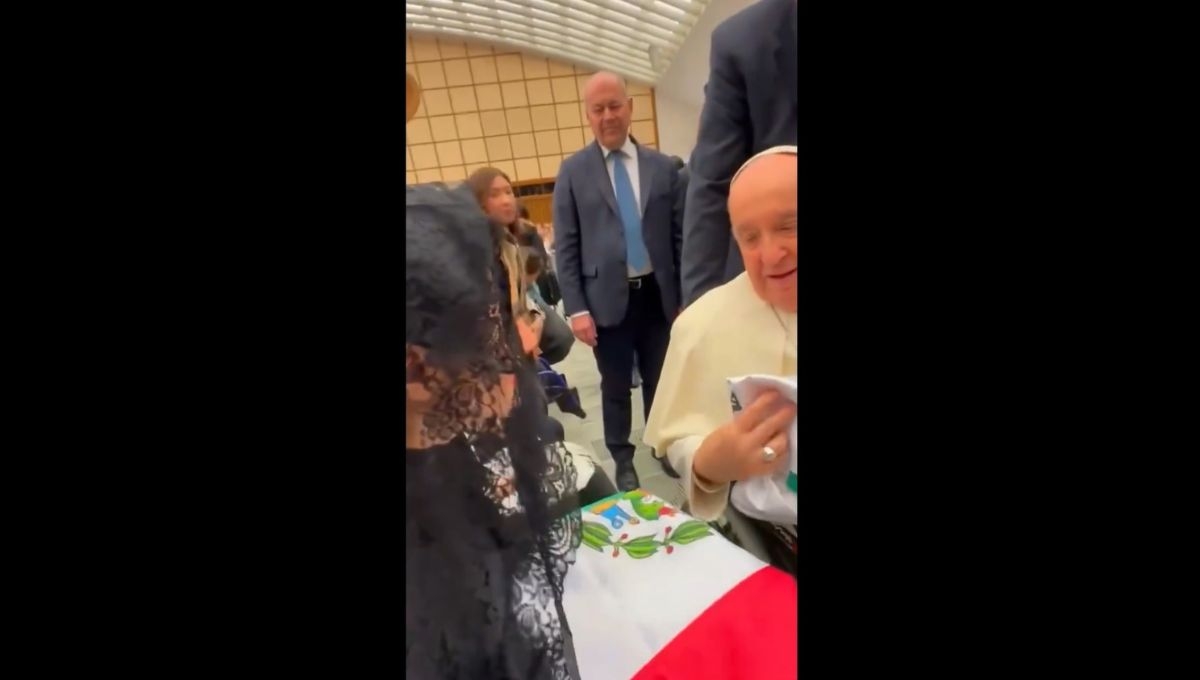 Sandra Cuevas visitó El Vaticano donde tuvo un encuentro con el Papa Francisco, a quien le regaló una bandera de México Sandra Cuevas visitó El Vaticano donde tuvo un encuentro con el Papa Francisco, a quien le regaló una bandera de México