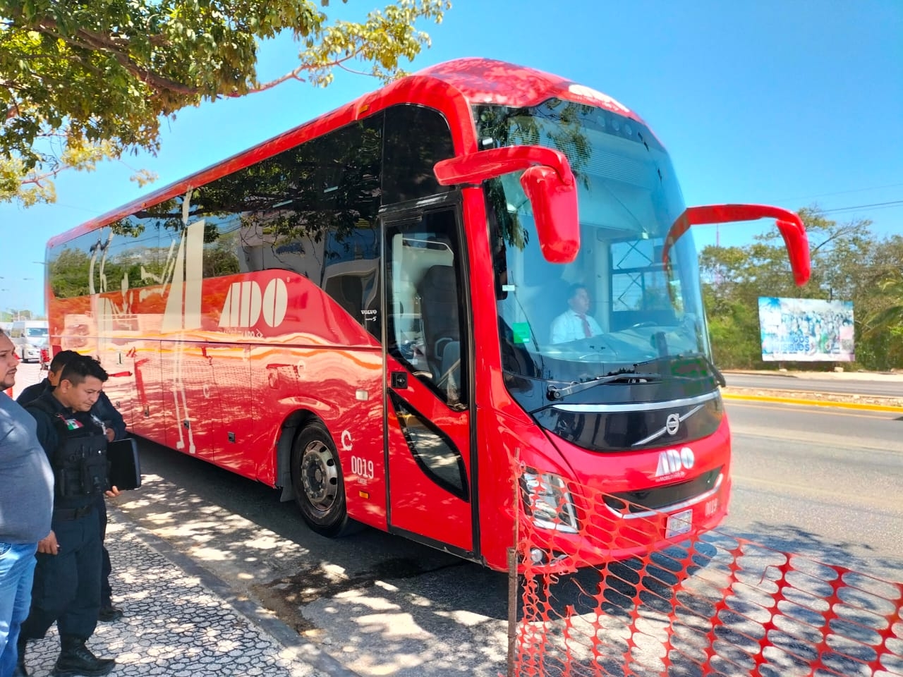 Detienen a dos hombres en Playa del Carmen por asaltar a pasajeros de un camión de ADO