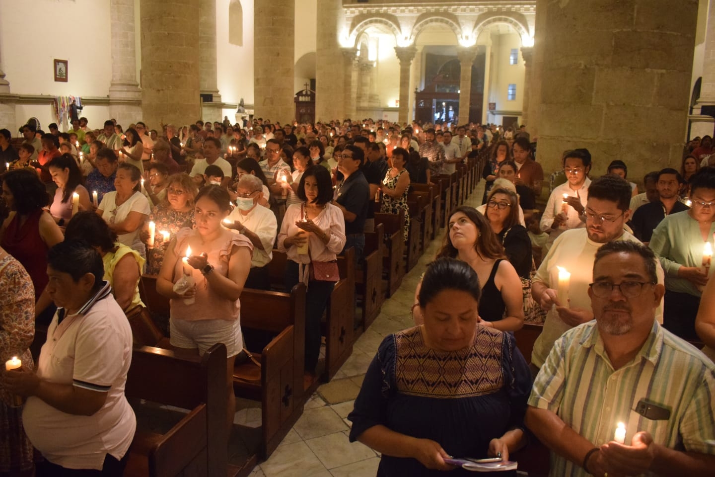 Misa de Bendición de Fuego Nuevo en la Catedral de San Ildefonso en Yucatán Misa de Bendición de Fuego Nuevo en la Catedral de San Ildefonso en Yucatán