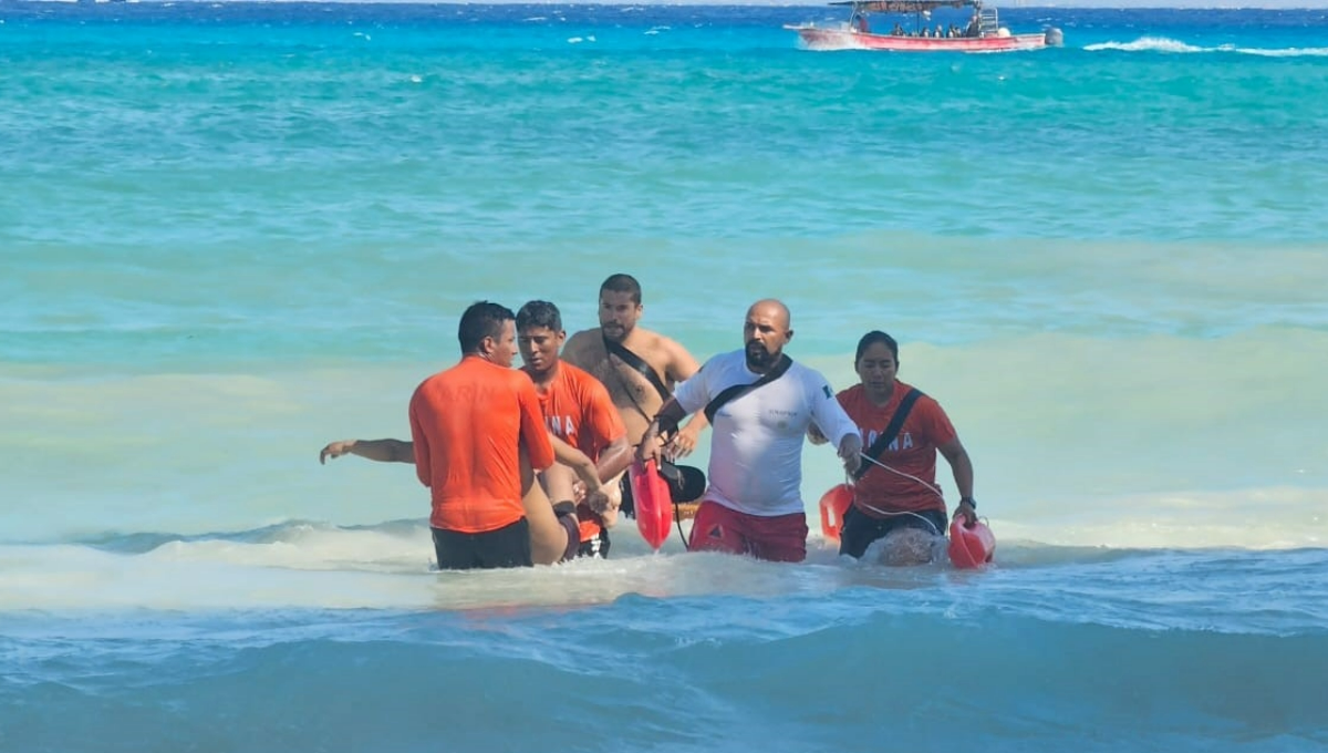 Elementos de Sanidad Naval le brindaron reanimación cardiopulmonar y la estabilizaron, para luego entregarla a los paramédicos, que la llevaron al nosocomio. Elementos de Sanidad Naval le brindaron reanimación cardiopulmonar y la estabilizaron, para luego entregarla a los paramédicos, que la llevaron al nosocomio.