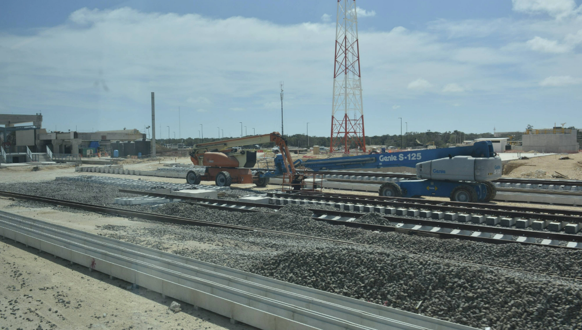 Es previsible que también comience a operar este 4 de marzo el sistema de autobuses eléctricos que enlazará la estación del Tren Maya con el AIC.
Es previsible que también comience a operar este 4 de marzo el sistema de autobuses eléctricos que enlazará la estación del Tren Maya con el AIC.