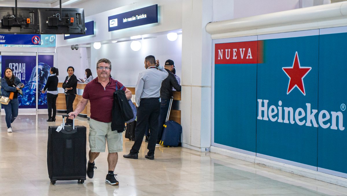 Crean una atmósfera saturada de publicidad, desde el propio aeropuerto de Cancún hasta las calles de la ciudad.