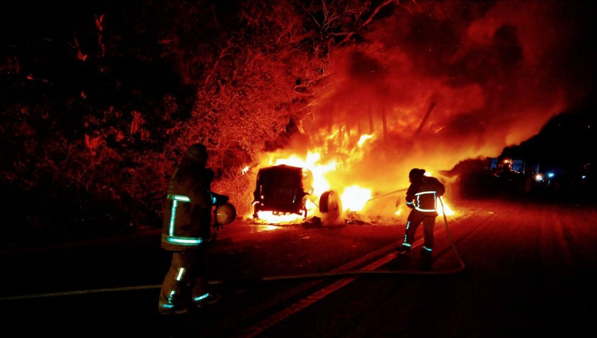Incendio consume un tractocamión en la vía Escárcega-Chetumal