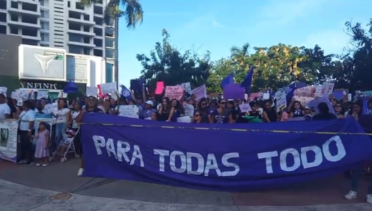 En su gran mayoría, mujeres vestidas con algún distintivo de color morado