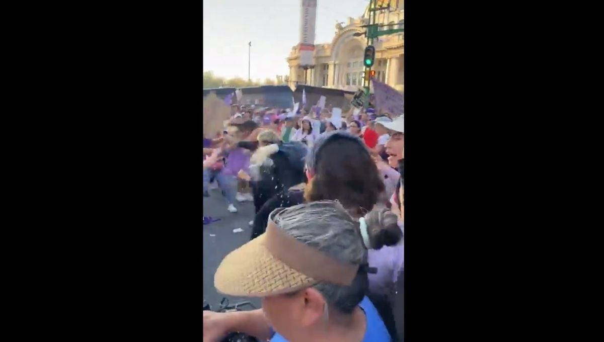 El altercado comenzó cuando Abraham intentó atravesar la manifestación con su motocicleta El altercado comenzó cuando Abraham intentó atravesar la manifestación con su motocicleta