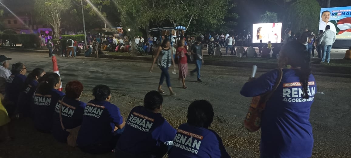 Acuden al mitin de Renán Barrera Concha, candidato a gobernador de Yucatán por el PAN Acuden al mitin de Renán Barrera Concha, candidato a gobernador de Yucatán por el PAN