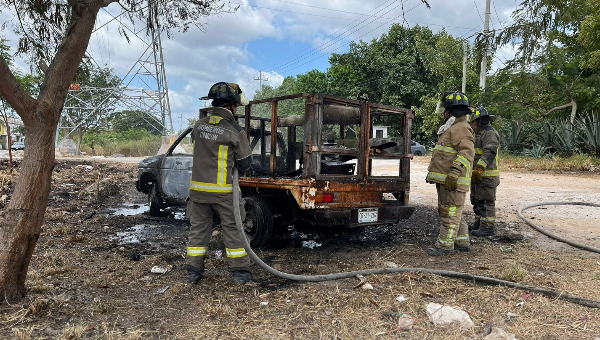 El vehículo se encontraba estacionado sobre la avenida 20 de Noviembre; los vulcanos trabajaron por al menos 30 minutos para sofocar el fuego. No hubo heridos