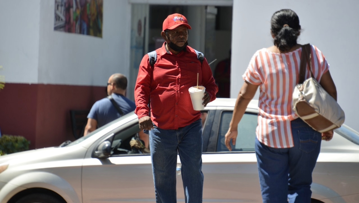 Mantener la hidratación y utilizar bloqueador es esencial Mantener la hidratación y utilizar bloqueador es esencial
