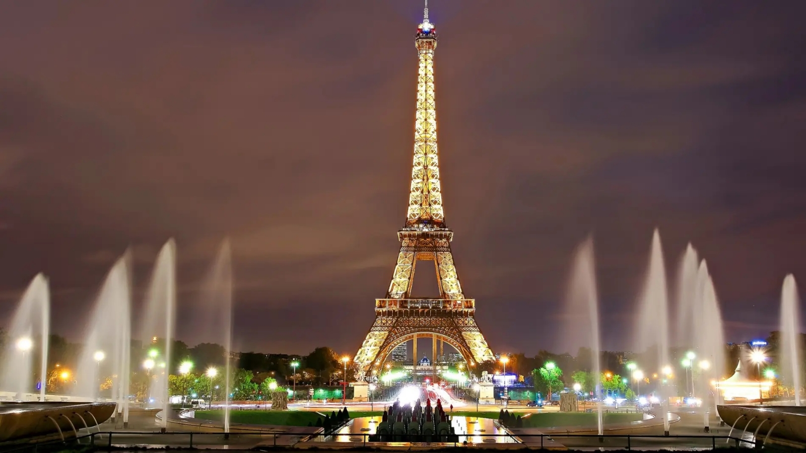 La Torre Eiffel cuenta con una icónica habitación de lujo en la cima La Torre Eiffel cuenta con una icónica habitación de lujo en la cima