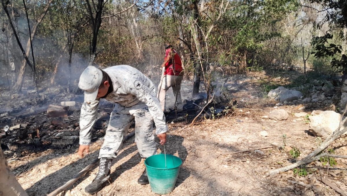 Brigadistas de Protección Civil también ingresaron a sofocar el incendio