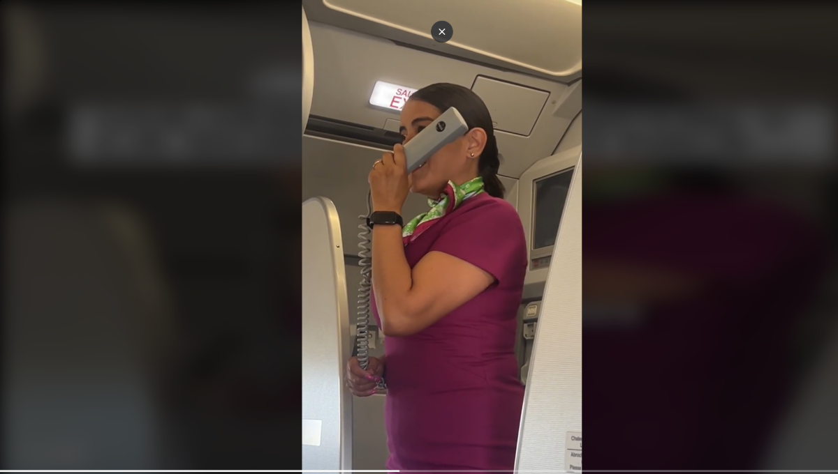 La sobrecargo sorprendio con sus palabras a los pasajeros