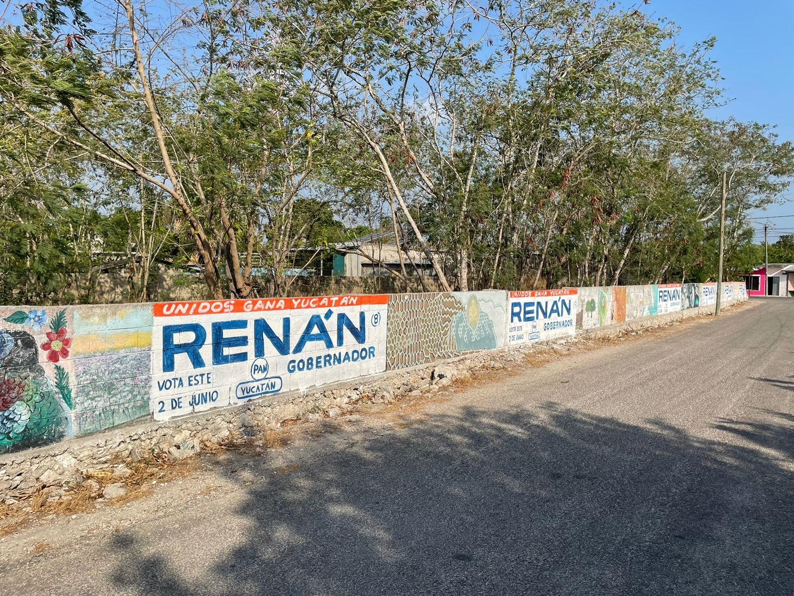 La publicidad de Renán Barrera ha dañado la famosa 'calle de los murales' de Dzidzantún