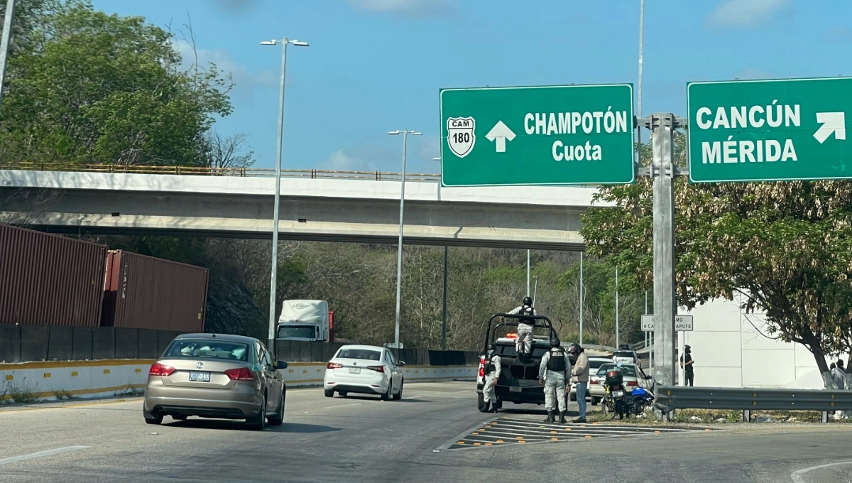La manta fue colgada al inicio de la autopista Campeche-Champotón