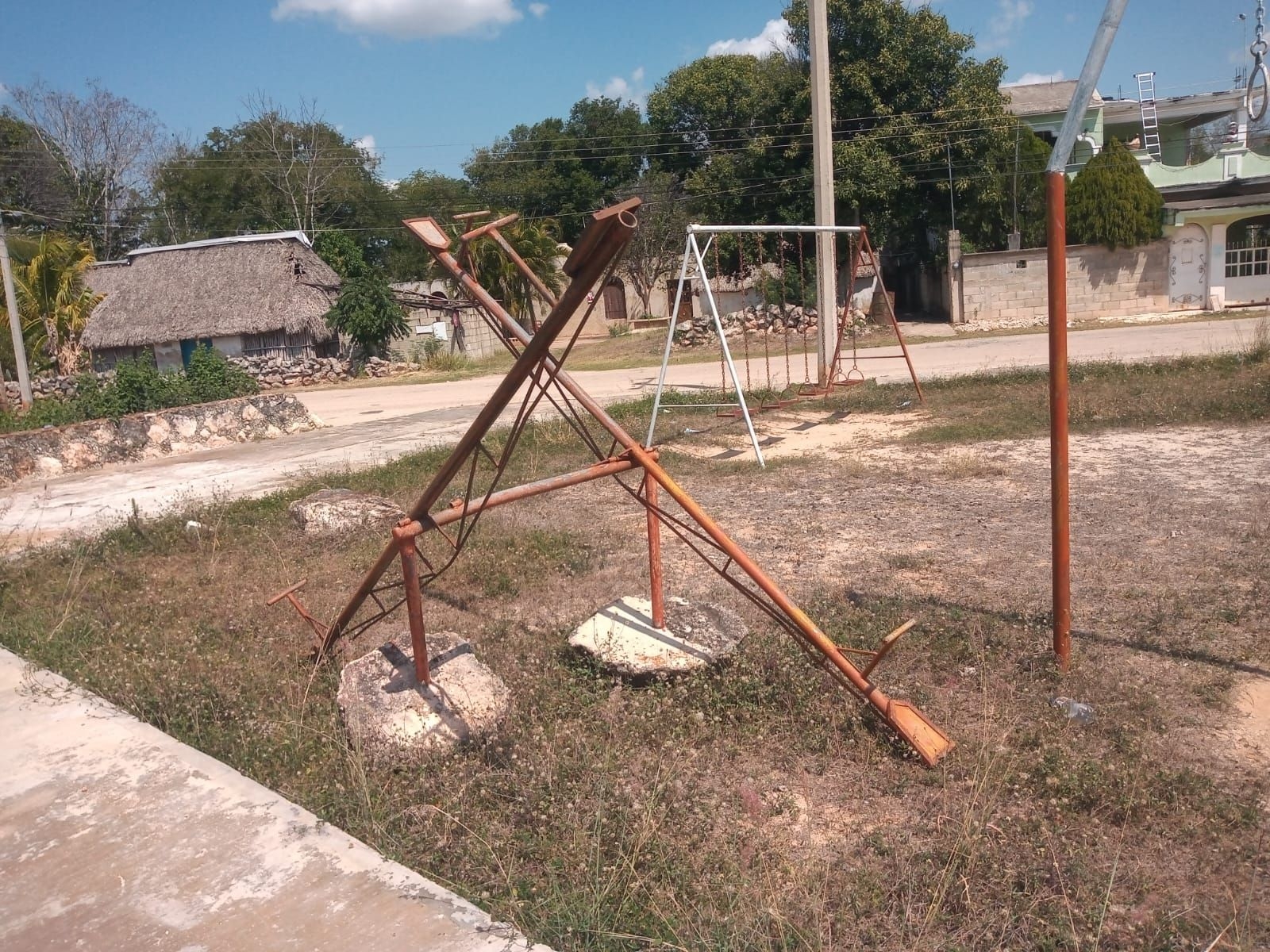 El parque de Tenabo se encuentra 'podrido', con toda la estructura oxidada y rota El parque de Tenabo se encuentra 'podrido', con toda la estructura oxidada y rota