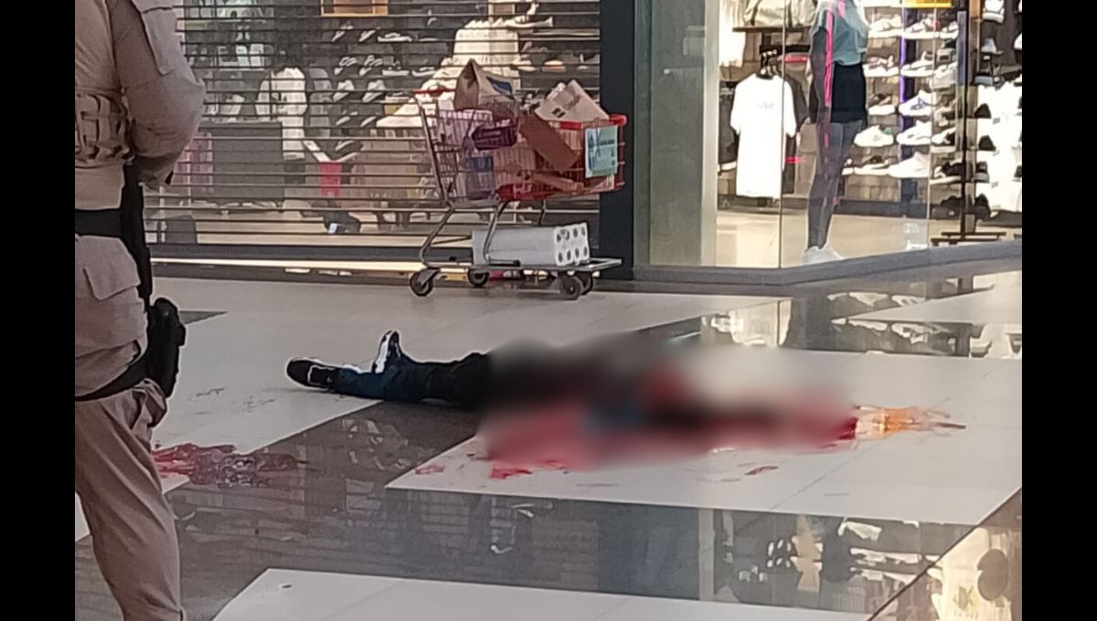 El sujeto baleado en la Plaza Sendero de Villahermosa, Tabasco, se enontraba dentro de una tienda de tenis acompañado por su familia El sujeto baleado en la Plaza Sendero de Villahermosa, Tabasco, se enontraba dentro de una tienda de tenis acompañado por su familia