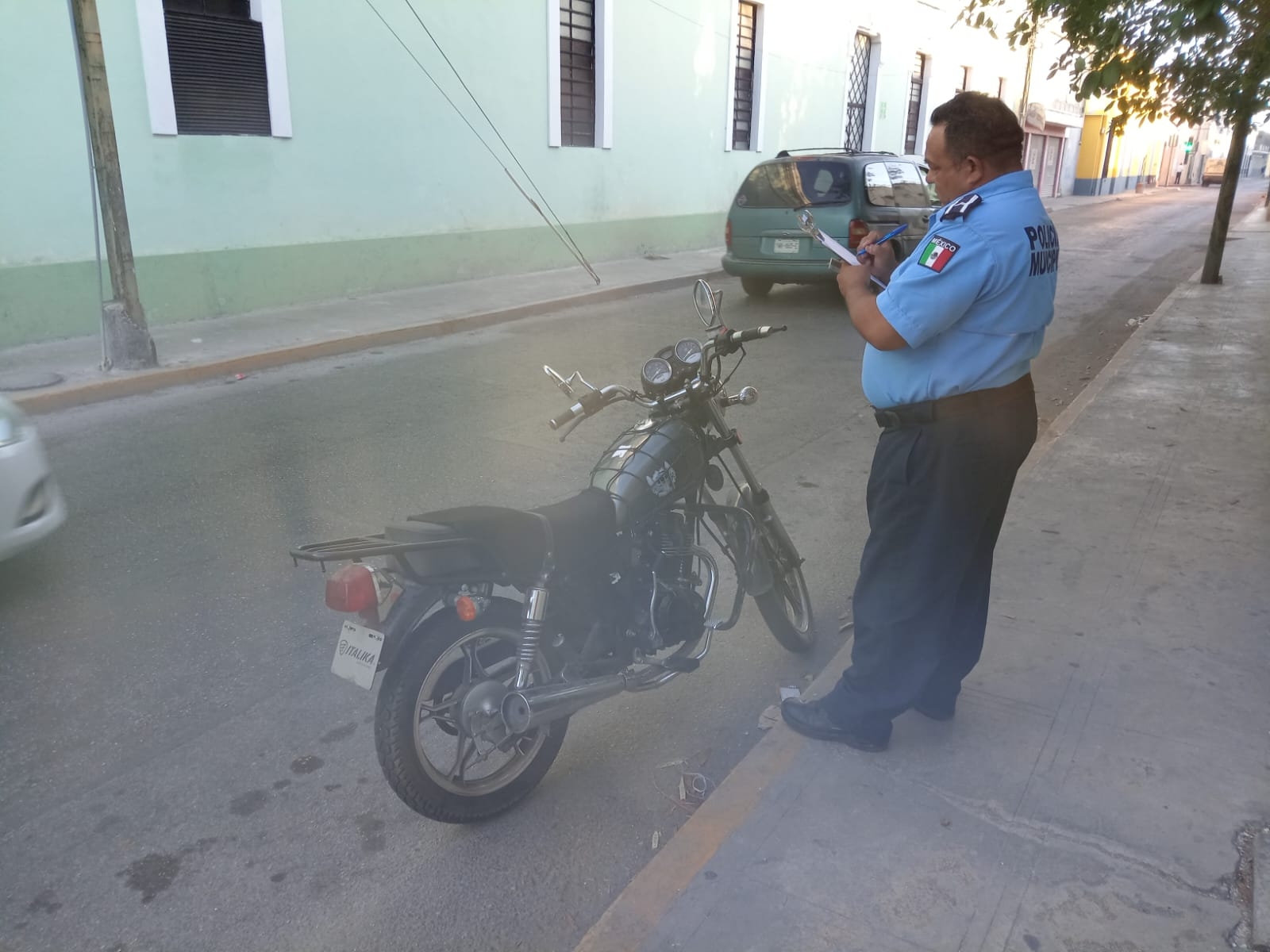 La motociclista y el peatón resultaron heridos tras ser atropellados en el Centro de Mérida La motociclista y el peatón resultaron heridos tras ser atropellados en el Centro de Mérida
