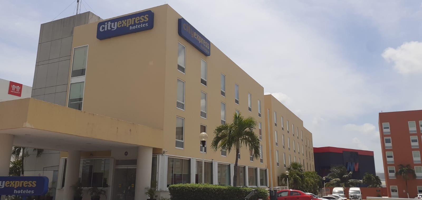 El turista usó una botella para cortarse las venas en el Hotel City Express Cancún