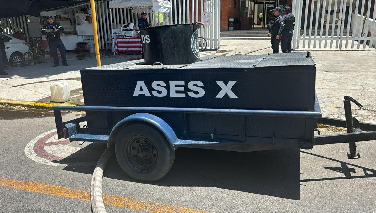 El equipo especializado antibombas de la Secretaría de Seguridad del Estado de México llegó a las instalaciones de la Secretaría del Trabajo en Tlalnepantla, ante la amenaza de un artefacto explosivo El equipo especializado antibombas de la Secretaría de Seguridad del Estado de México llegó a las instalaciones de la Secretaría del Trabajo en Tlalnepantla, ante la amenaza de un artefacto explosivo