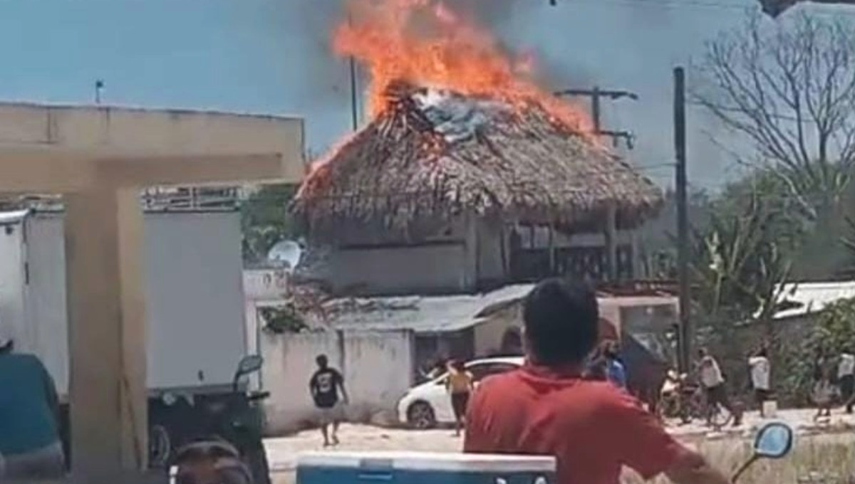 Al lugar llegaron elementos de los bomberos que poco pudieron hacer para detener el fuego