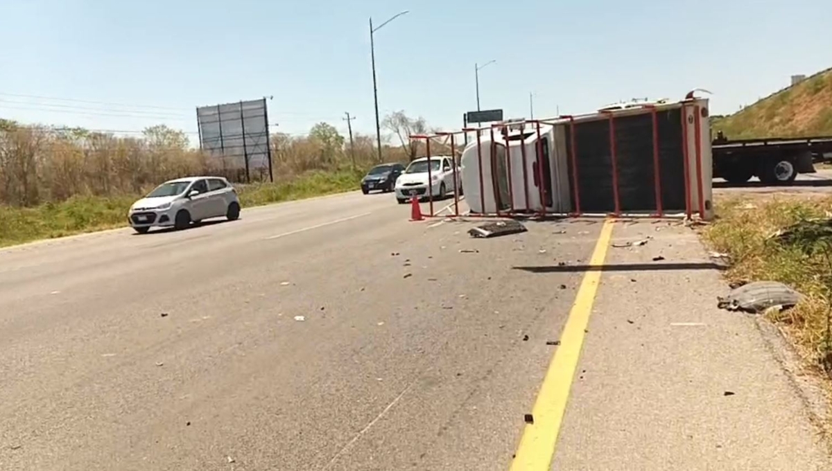 La camioneta quedó volcada sobre la carretera Mérida-Progreso