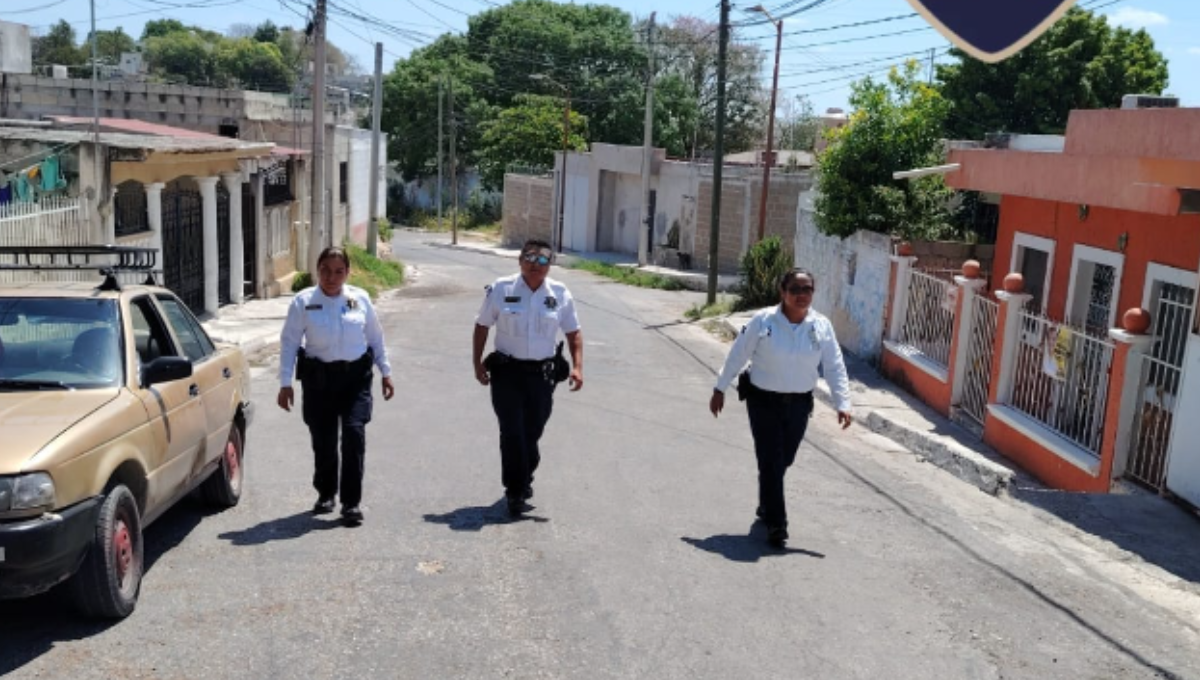 Policías salen caminando a recorrido
