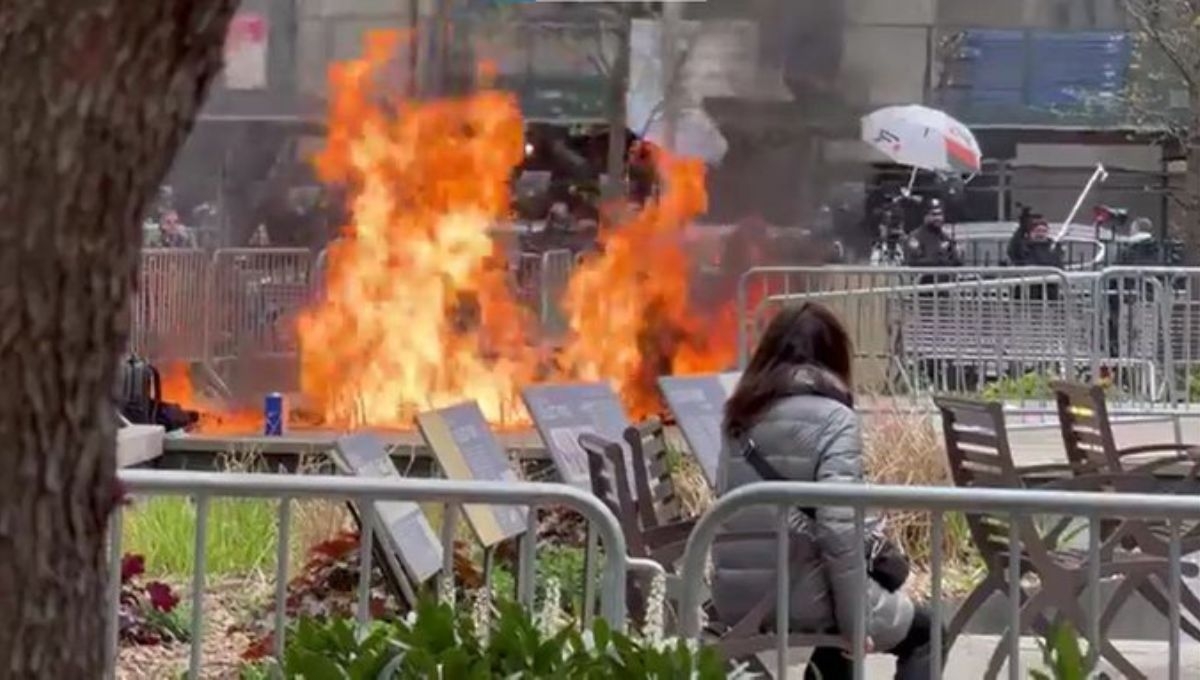 Un hombre identificado como Max Azzarello se prendió fuego afuera de la Corte donde se lleva a cabo el juicio contra el ex presidente Donald Trump en Nueva York