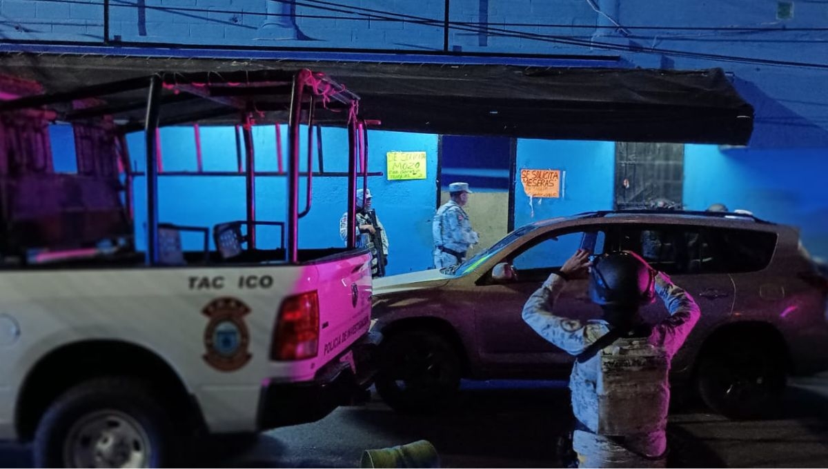 Autoridades policiacas arribaron al bar en Cancún Autoridades policiacas arribaron al bar en Cancún