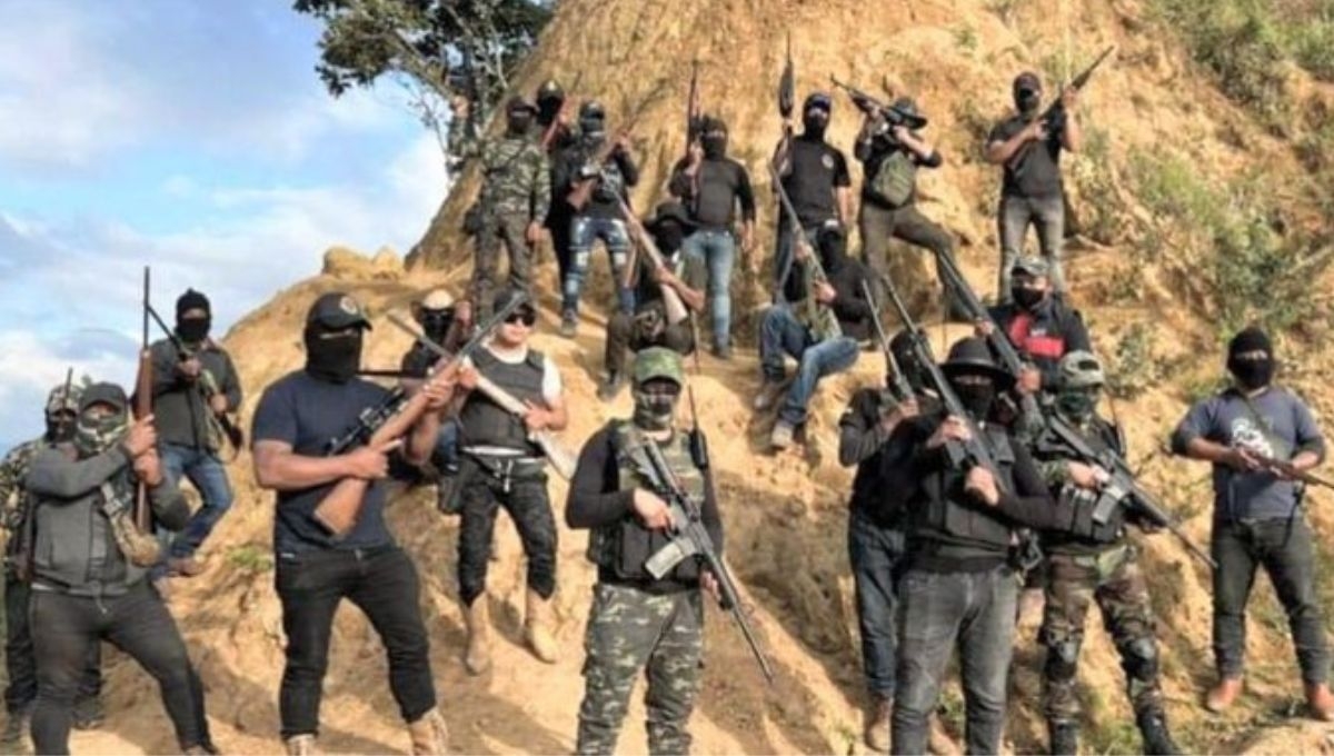 Al menos un centenar de maestros fueron rescatados en la cabecera municipal de Pantelhó, Chiapas, tras quedar atrapados en diversos enfrentamientos violentos Al menos un centenar de maestros fueron rescatados en la cabecera municipal de Pantelhó, Chiapas, tras quedar atrapados en diversos enfrentamientos violentos