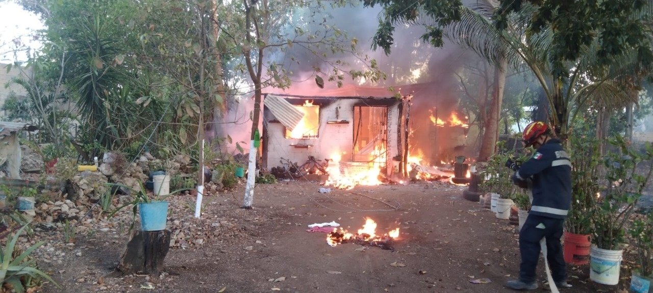 La casa quedó en pérdida total tras incendiarse en Tizimín La casa quedó en pérdida total tras incendiarse en Tizimín
