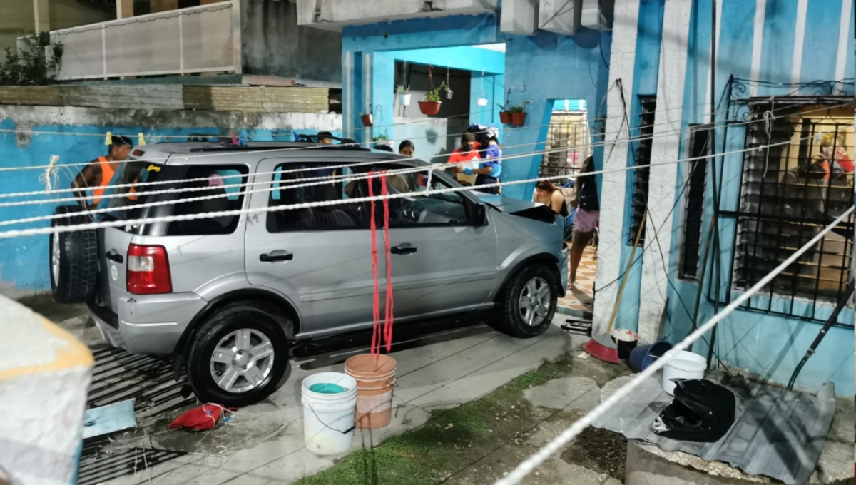 La camioneta terminó dentro de una casa