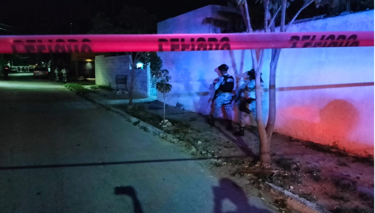 Las dos personas corrieron hasta las instalaciones de policías Las dos personas corrieron hasta las instalaciones de policías