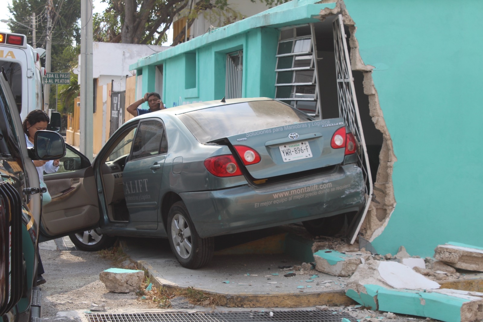 El conductor derribó el muro de la casa de su vecino en Mérida El conductor derribó el muro de la casa de su vecino en Mérida