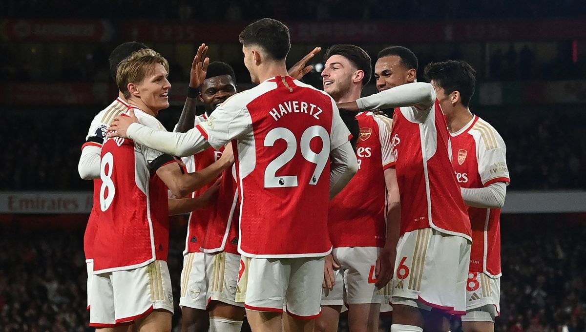 Arsenal golea al Chelsea y afianza parcialmente el liderato de la Premier League