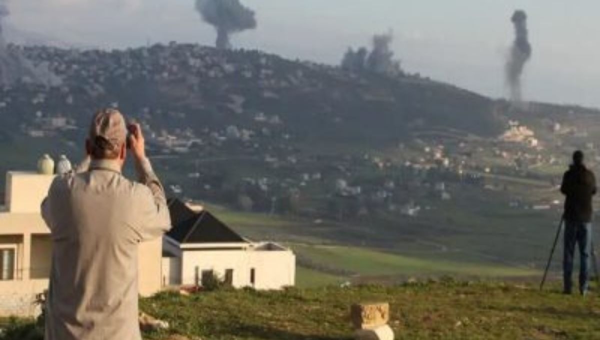 El movimiento libanés Hezbolá afirmó este martes que lanzó 'decenas' de cohetes contra Israel tras la muerte de dos de sus combatientes