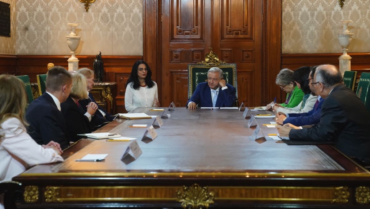 Andrés Manuel López Obrador obtuvo un cuadro conmemorativo de parte de la NASA Andrés Manuel López Obrador obtuvo un cuadro conmemorativo de parte de la NASA