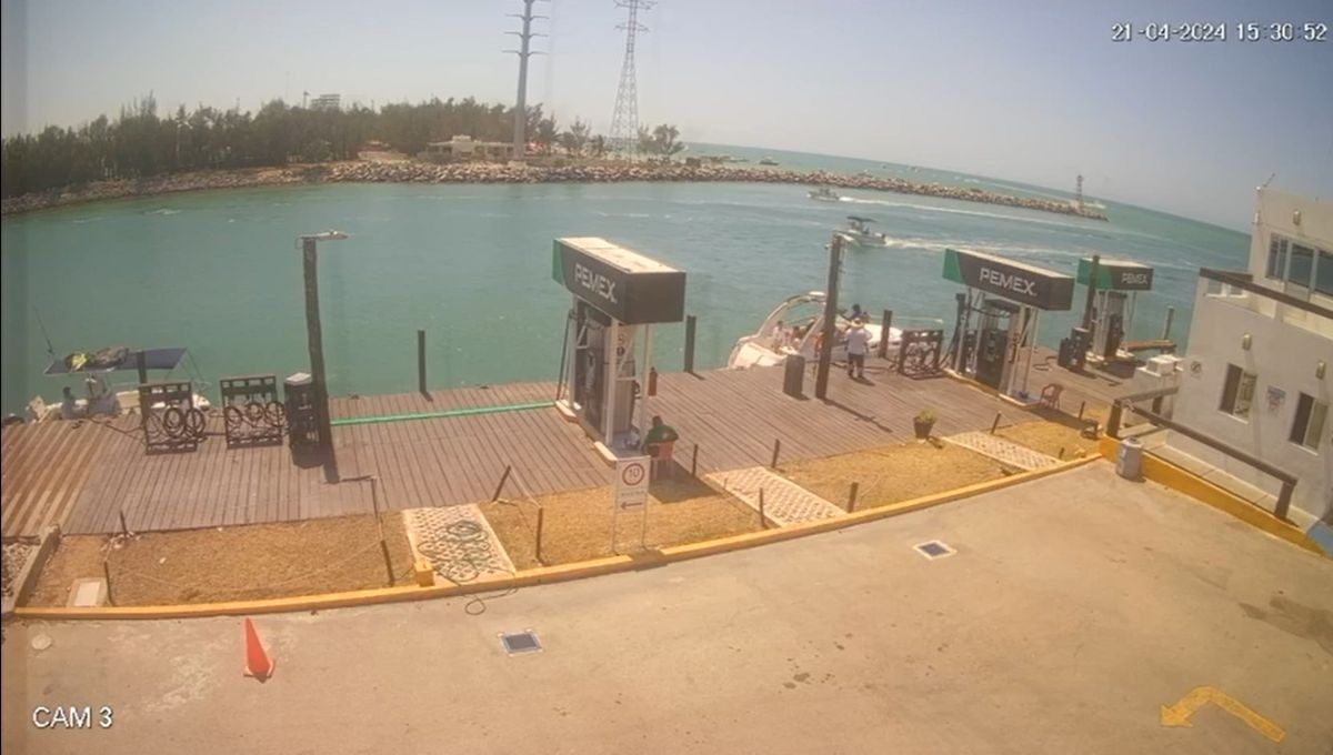 La embarcación se nutría de gasolina en Yucalpetén, con tal de continuar con su viaje La embarcación se nutría de gasolina en Yucalpetén, con tal de continuar con su viaje