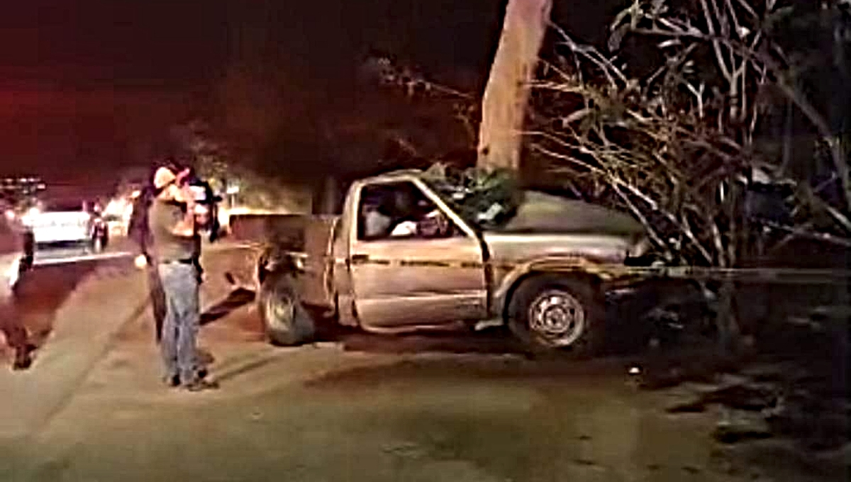 Chabelo, de Tekax, ignoró un paso peatonal con exceso de velocidad y se impactó en un árbol Chabelo, de Tekax, ignoró un paso peatonal con exceso de velocidad y se impactó en un árbol