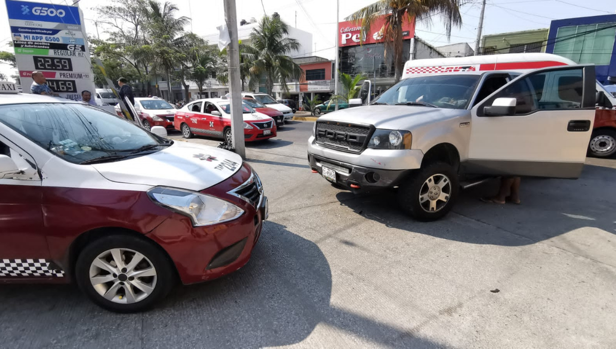 El taxista quiso salir de una gasolinera en sentido contrario El taxista quiso salir de una gasolinera en sentido contrario