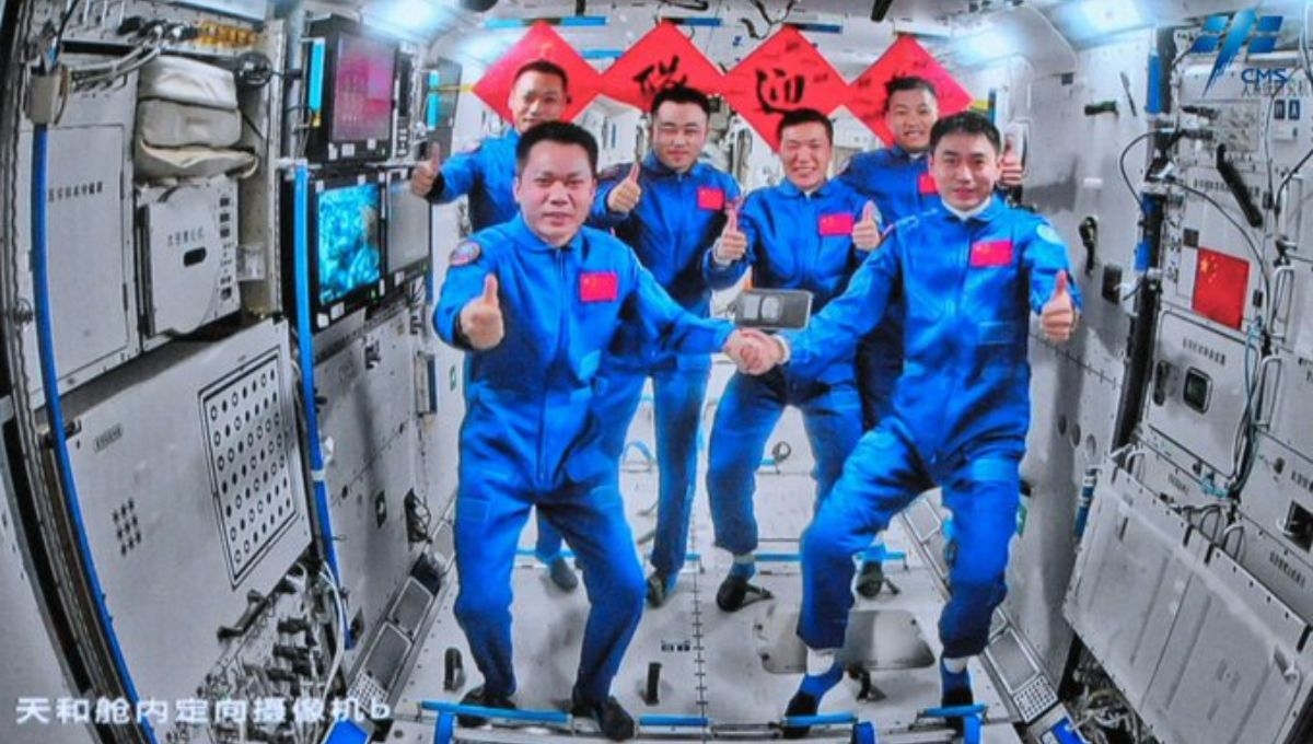 Los tres astronautas a bordo de la nave espacial Shenzhou-18 entraron a la estación espacial del país y se reunieron con otro trío de astronautas Los tres astronautas a bordo de la nave espacial Shenzhou-18 entraron a la estación espacial del país y se reunieron con otro trío de astronautas