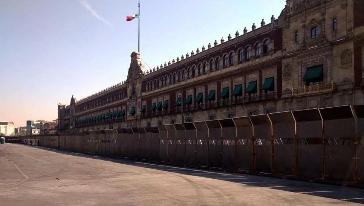 El presidente Andrés Manuel López Obrador explicó que la decisión de colocar barreras en Palacio Nacional no busca reprimir el derecho a la protesta, sino protegerlo de actos de provocación