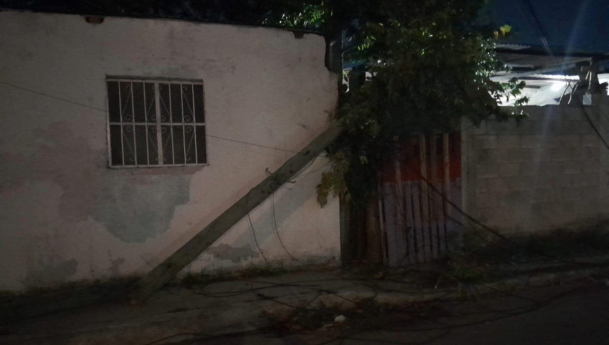 El poste dañado es propiedad de la empresa TELMEX