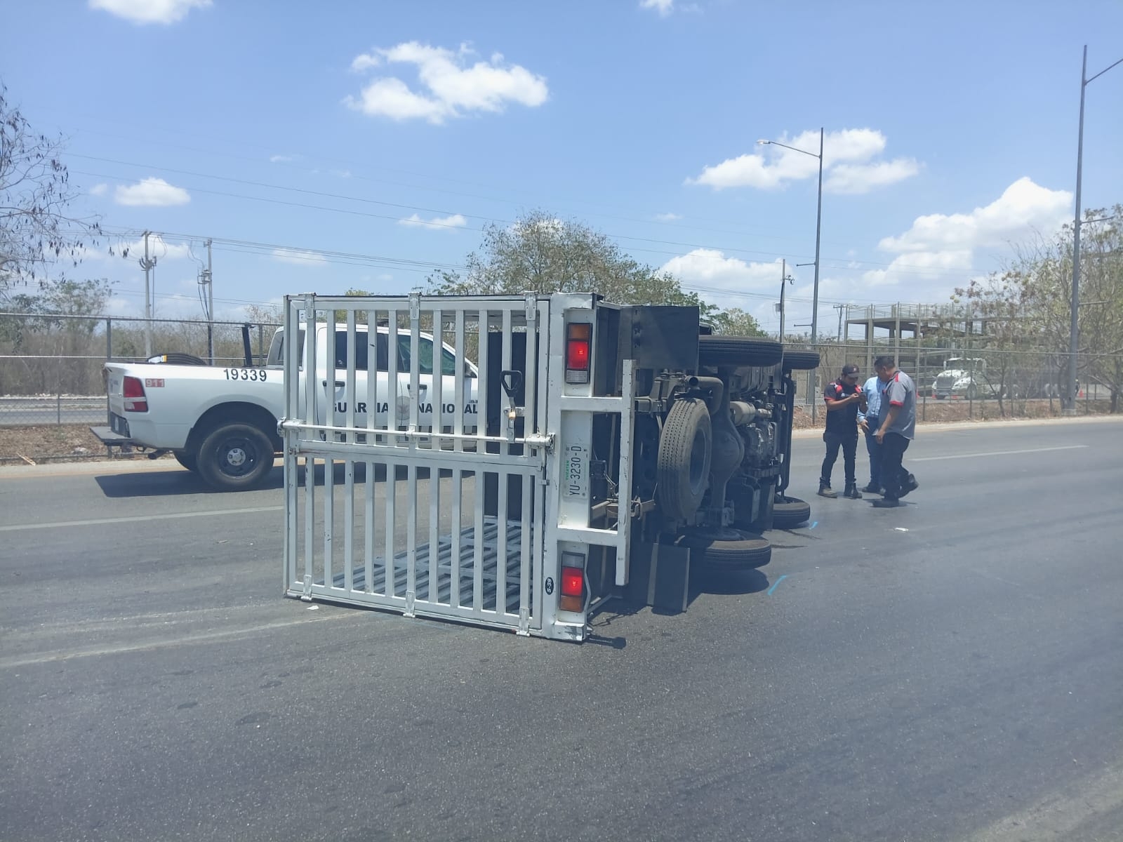 El conductor de la camioneta y su acompañante resultaron ilesos de la volcadura en el Periférico de Mérida El conductor de la camioneta y su acompañante resultaron ilesos de la volcadura en el Periférico de Mérida