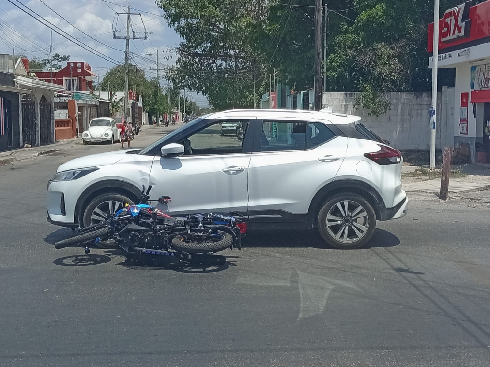El motociclista resultó ileso, pero su unidad presentó daños materiales El motociclista resultó ileso, pero su unidad presentó daños materiales