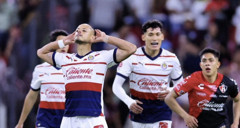 El 14 de las Chivas desató la polémica con su festejo. El 14 de las Chivas desató la polémica con su festejo.