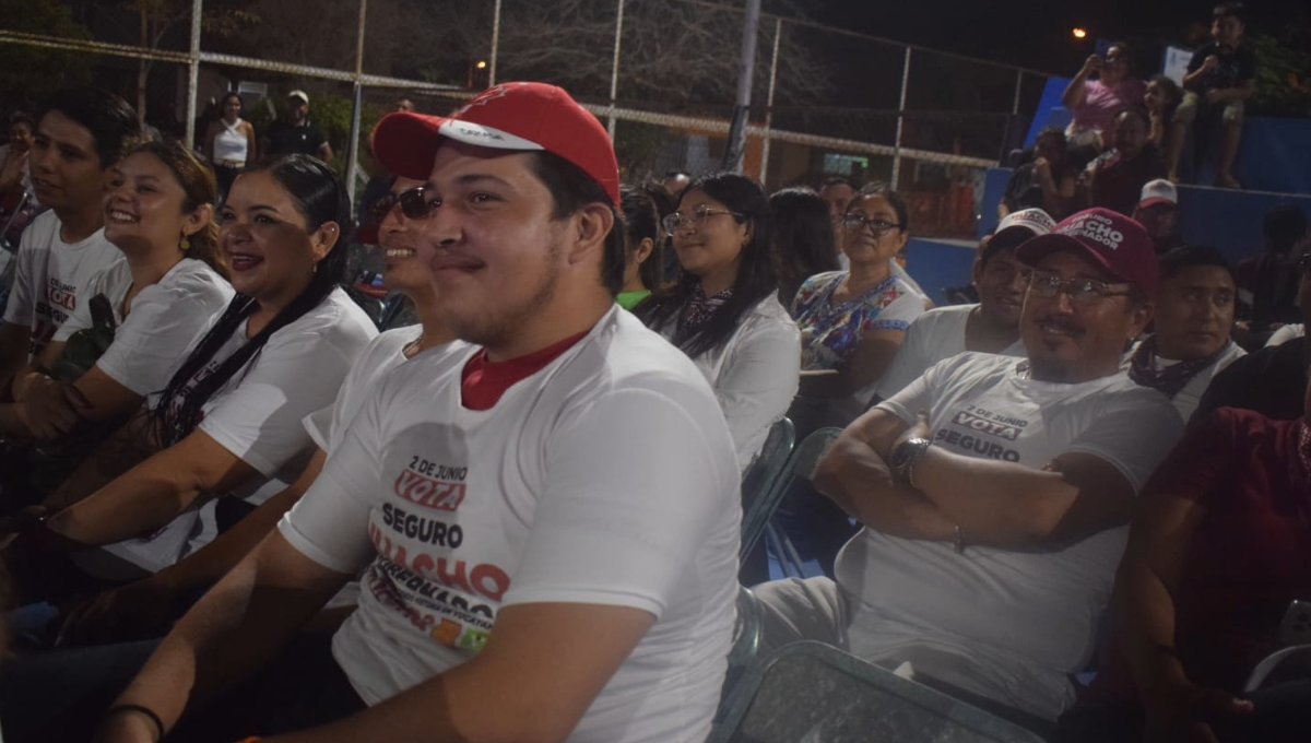 A pesar de la lluvia, los morenistas acudieron para escuchar el debate presidencial
