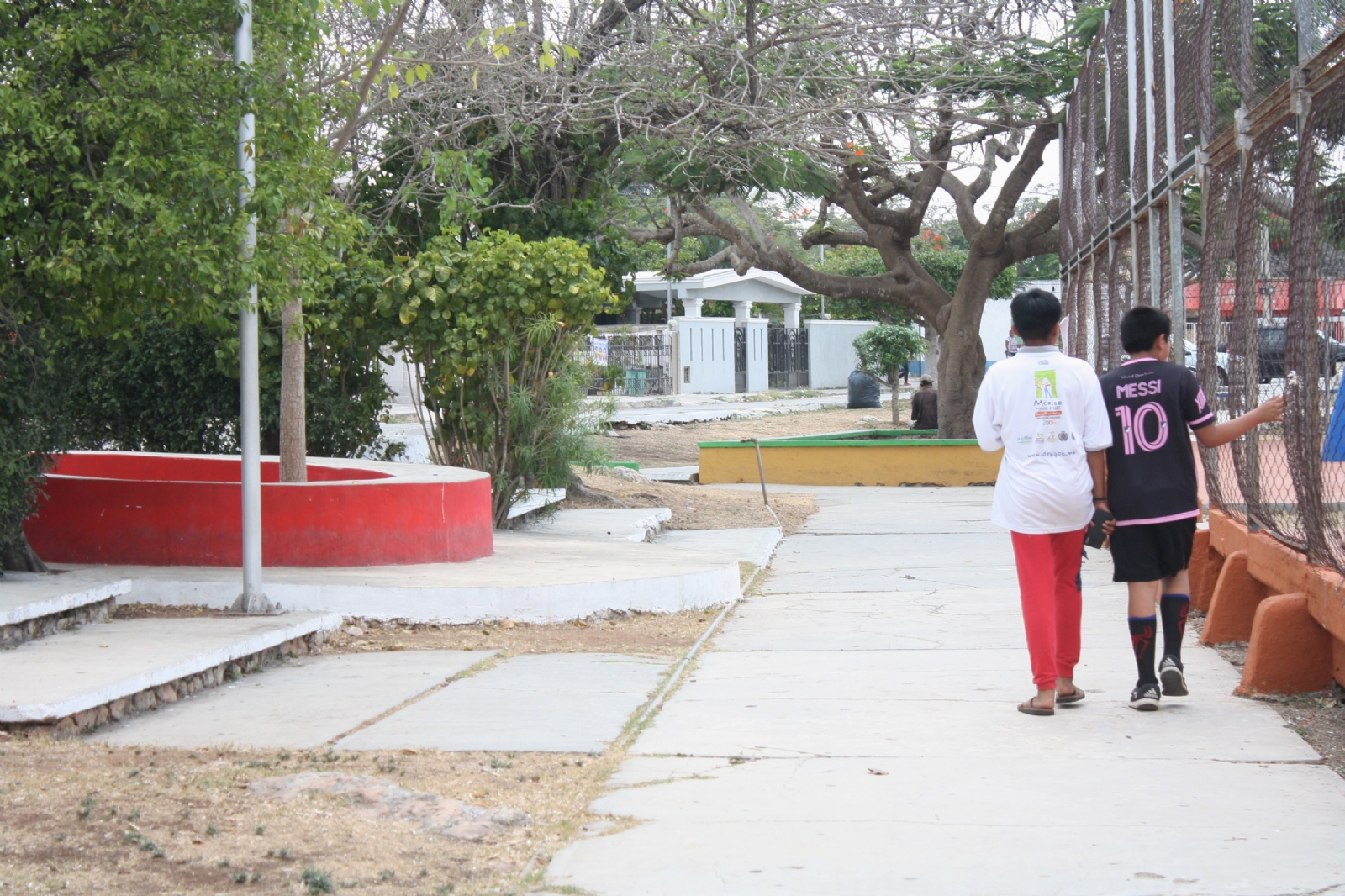 Ayuntamiento deja a oscuras los parques de Mérida